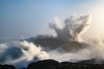 Wellen brechen gegen die isländische Küste