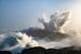 Wellen brechen gegen die isländische Küste von Gerry van Roosmalen