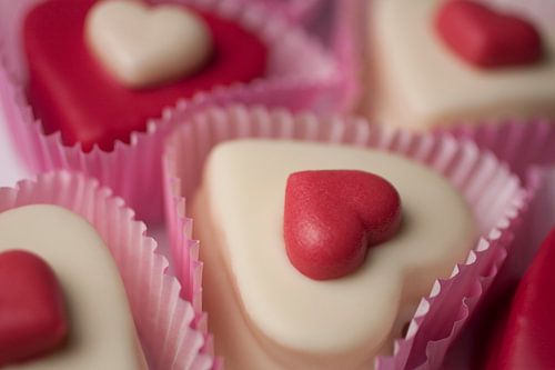 Rood & witte petit fours in hartvorm.