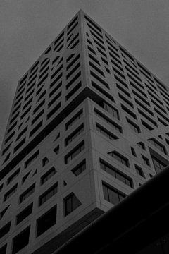 Ein hohes Gebäude in Schwarz-Weiß | Utrecht | Niederlande Reisefotografie von Dohi Media