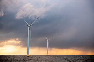 Windturbinen in einem Offshore-Windpark bei Sonnenuntergang