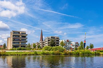 Uitzicht over de rivier de Warnow naar de Hanzestad Rostock van Rico Ködder