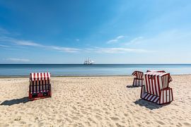 Zeilschip, 4 strandstoelen, strand in Thiessow op Rügen