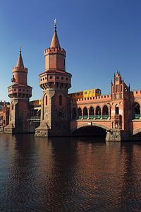 Oberbaumbrücke Berlin mit U-Bahn-Zug