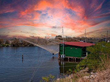 Fischerhütte mit Fischernetz in der Lagune von Comacchio in Italien von Animaflora PicsStock