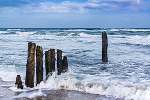 Groynes on shore of the Baltic Sea on a stormy day sur Rico Ködder