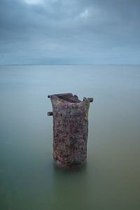 Rostige Stange im Wasser, minimalistisch