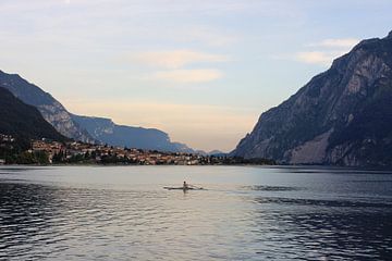 Kayaking on Lake Como by Louise Poortvliet