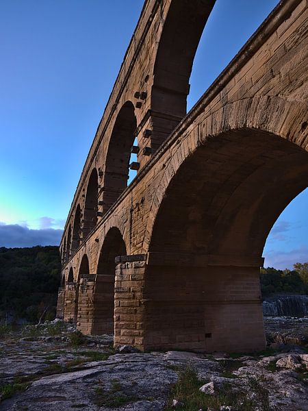 De stenen bogen van de Pont du Gard van Timon Schneider