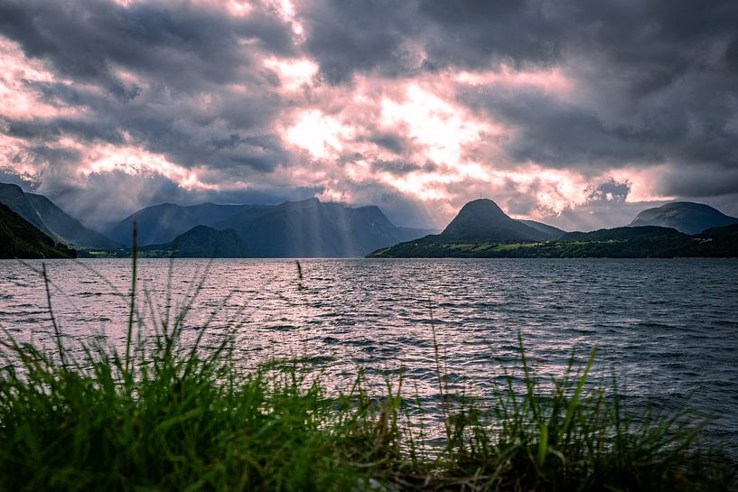 Zonsondergang in de Noorse fjorden van Bart Berendsen