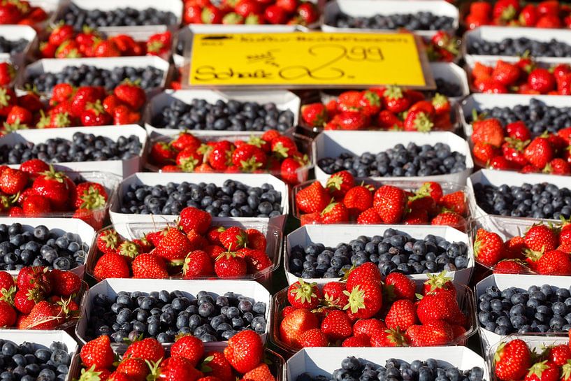 Frische Erdbeeren und Heidelbeeren in Schalen von Torsten Krüger