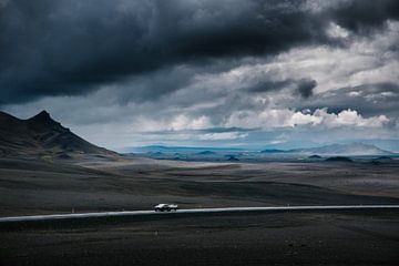 Snelweg in Vulkanisch IJsland van Tom Rijpert