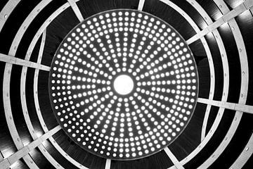 Hamburgse architectuur in abstracte vorm: geometrische spiraal in de parkeergarage Rödingsmarkt in zwart-wit van Nils Steiner