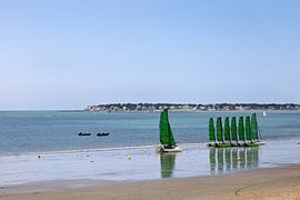 Strand mit Segelbooten und Wellen in La Baule, Bretagne, im Sommer von Andreas Freund