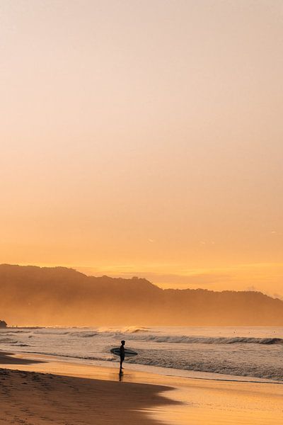 Sonnenuntergangs-Surfer von Mambry Wakum