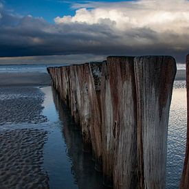 Wellenbrecher an der Küste von Zeeland. von Cees van Gastel