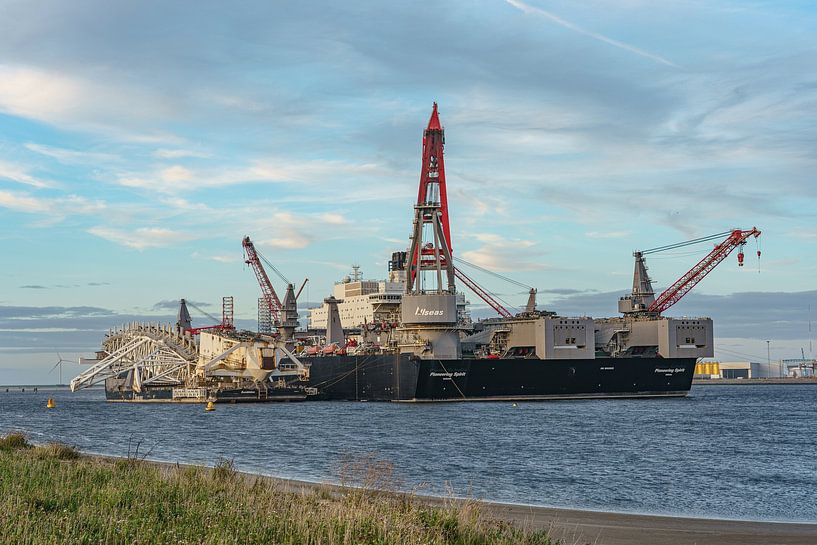 Het grootste schip ter wereld: Pioneering Spirit. van Jaap van den Berg