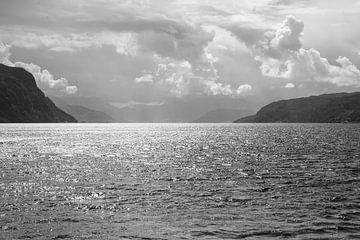 Zwart wit storm wolken boven het Lysefjord in Noorwegen - natuur en reisfotografie van Christa Stroo fotografie