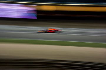 Red Bull Formule 1 auto racet over het circuit in Doha, Qatar 2021 van Bianca Fortuin