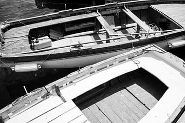 Fine Art Nahaufnahme von Booten schwarz und weiß von Monique Tekstra-van Lochem