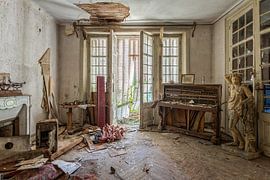 Lost Place - Verlassenes Klavier von Gentleman of Decay