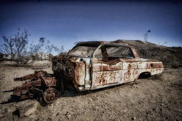 Verlaten auto in spookstad Rhyolite van Yvonne Smits