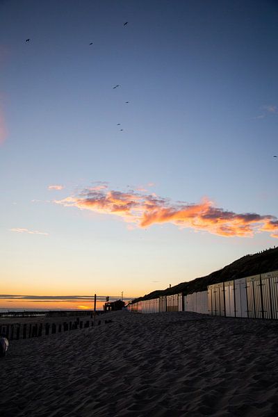 Strandfoto mit warme licht und strandhauser von Manon van Bochove