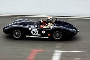Voiture rétro sur la bonne voie