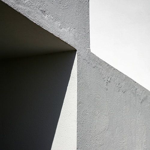 Grafisch lijnenspel in hoekmuur