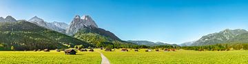 Almwiesen Panorama in den Bergen bei Garmisch Partenkirchen und Grainau