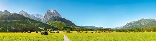 Panorama op alpenweiden in de bergen bij Garmisch Partenkirchen en Grainau