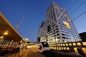 Stadskantoor gezien vanaf station Utrecht Centraal met stilstaande sprinter van Donker Utrecht