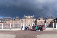 Besucher von Paleis Het Loo steigen aus dem Bus aus