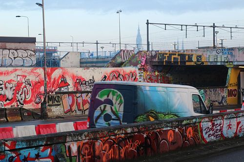 Delft, spoorviaduct, Prinses Irenetunnel, graffiti, Nieuwe Kerk sur Anita Bastienne van den Berg