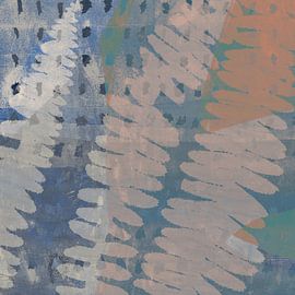 Botanische Mischtechnik im Wabi-Sabi-Stil. Farnblätter in Blau und Terra. von Abstrakte minimalistische Kunst