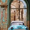 CUBA - Oldtimer en vervallen gebouw - Havanna van Marianne Ottemann - OTTI