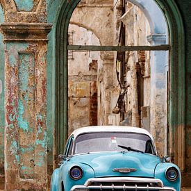 CUBA - Oldtimer and dilapidated building - Havana by Marianne Ottemann - OTTI
