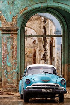 CUBA - Oldtimer and dilapidated building - Havana