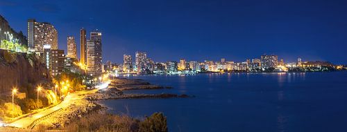 Alicante - Stad in Spanje, panorama op het blauwe uur