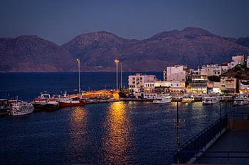 Betoverende Avondhaven met Bergsilhouet in Agios Nikolaos
