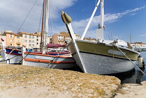 Saint Tropez met typische, oude, kleine vissersboten in de haven in de zon, Cote d'Azur, Franse Rivièra