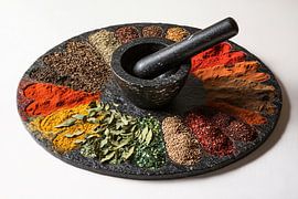 Mörser mit bunten Gewürzen von Art & Soul Creations