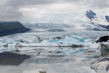 Gletsjermeer Fjallsárlón in IJsland van Linda Schouw