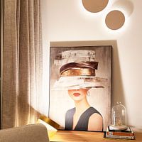 Photo de nos clients: Femme élégante avec un chapeau abstrait par Carla Van Iersel, sur ArtFrame