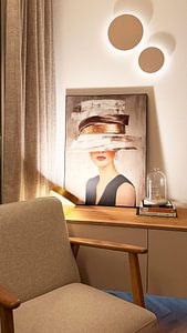 Elegante Frau mit abstraktem Hut