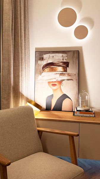 Klantfoto: Elegante vrouw met abstracte hoed van Carla Van Iersel, als ArtFrame