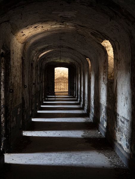 Couloir abandonné avec des cellules par Nancy Bogaert