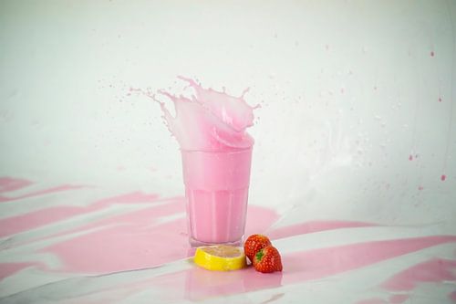 Summersplash (splashfoto van zomerfruit in een aarbeienmilkshake) van Birgitte Bergman