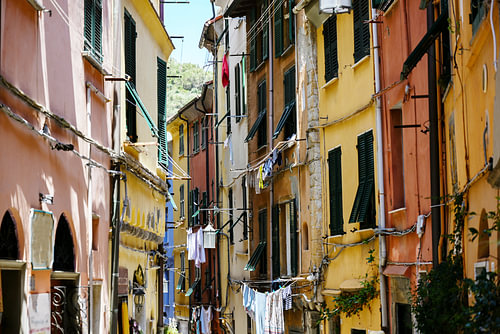 Porto Venere in Italien, typische enge Altstadtstraße mit bunten Häusern und Wäscheleinen, ausgewähl