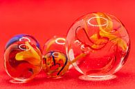 Gros plan sur les billes de verre avec de la fumée colorée dans les boules par Henk Hulshof Aperçu